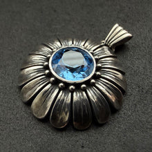 Load image into Gallery viewer, Jugendstil Anhänger 900 Silber Spinell blau Blume alt antik c. 1920
