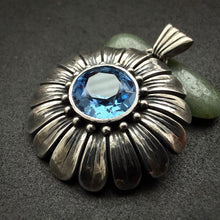 Load image into Gallery viewer, Jugendstil Anhänger 900 Silber Spinell blau Blume alt antik c. 1920