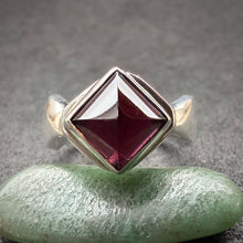 Load image into Gallery viewer, Vintage Tracht Ring Sterling Silber 925 facettierter Granat rot RG 55