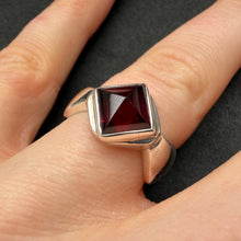 Load image into Gallery viewer, Vintage Tracht Ring Sterling Silber 925 facettierter Granat rot RG 55