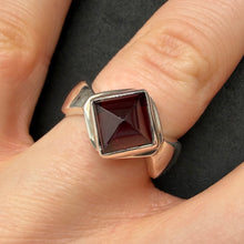 Load image into Gallery viewer, Vintage Tracht Ring Sterling Silber 925 facettierter Granat rot RG 55