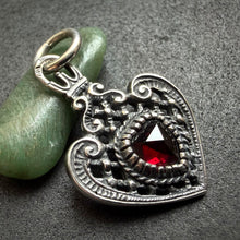 Load image into Gallery viewer, Vintage Herz Anhänger Granat 835 Silber Liebe Tracht