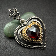 Load image into Gallery viewer, Vintage Herz Anhänger Granat 835 Silber Liebe Tracht