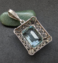 Lade das Bild in den Galerie-Viewer, Art Deco Jugendstil Anhänger Silber 835 blauer Stein
