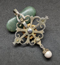 Lade das Bild in den Galerie-Viewer, Antiker Anhänger min 750 Silber Naturperlen Almandin Granat alt c. 1820