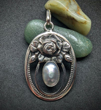 Lade das Bild in den Galerie-Viewer, Jugendstil Anhänger Silber 830 Perlmutt