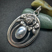 Lade das Bild in den Galerie-Viewer, Jugendstil Anhänger Silber 830 Perlmutt