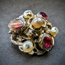 Lade das Bild in den Galerie-Viewer, Knopf Brosche min. 750 Silber Almandin Granat Naturperle Perle alt antik c. 1800 S