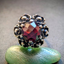 Lade das Bild in den Galerie-Viewer, Vintage Tracht Ring 835 Silber facettierter Granat alt RG 59/60 S