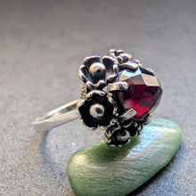 Lade das Bild in den Galerie-Viewer, Vintage Tracht Ring 835 Silber facettierter Granat alt RG 59/60 S