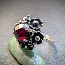 Lade das Bild in den Galerie-Viewer, Vintage Tracht Ring 835 Silber facettierter Granat alt RG 59/60 S