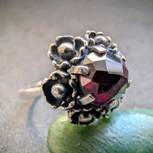 Lade das Bild in den Galerie-Viewer, Vintage Tracht Ring 835 Silber facettierter Granat alt RG 59/60 S