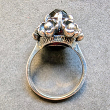 Lade das Bild in den Galerie-Viewer, Vintage Tracht Ring 835 Silber facettierter Granat alt RG 59/60 S