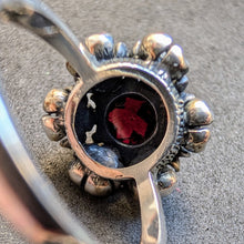 Lade das Bild in den Galerie-Viewer, Vintage Tracht Ring 835 Silber facettierter Granat alt RG 59/60 S