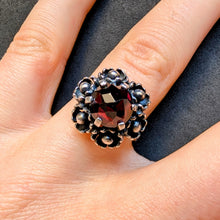 Lade das Bild in den Galerie-Viewer, Vintage Tracht Ring 835 Silber facettierter Granat alt RG 59/60 S