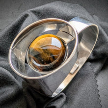Lade das Bild in den Galerie-Viewer, Vintage Armreif Christer Stenberg for Kaunis Koru 925 Silber Tigerauge Armband 1975 S