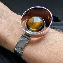 Lade das Bild in den Galerie-Viewer, Vintage Armreif Christer Stenberg for Kaunis Koru 925 Silber Tigerauge Armband 1975 S