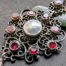 Lade das Bild in den Galerie-Viewer, Silber Anhänger Granat Perle Perlmutt alt antik c. 1840 S
