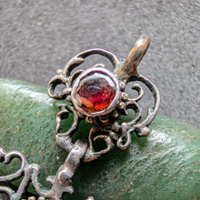 Lade das Bild in den Galerie-Viewer, Silber Anhänger Granat Perle Perlmutt alt antik c. 1840 S