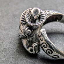 Lade das Bild in den Galerie-Viewer, Vintage Widder Ring 925 Silber Silberschmiedearbeit etruskischer Stil RG 59 S