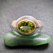 Lade das Bild in den Galerie-Viewer, Moderner Designer Ring Silber 750 Gold Peridot Silberschmiedearbeit RG 55/56 S