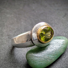 Lade das Bild in den Galerie-Viewer, Moderner Designer Ring Silber 750 Gold Peridot Silberschmiedearbeit RG 55/56 S