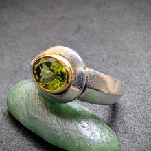 Lade das Bild in den Galerie-Viewer, Moderner Designer Ring Silber 750 Gold Peridot Silberschmiedearbeit RG 55/56 S
