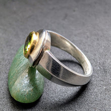 Lade das Bild in den Galerie-Viewer, Moderner Designer Ring Silber 750 Gold Peridot Silberschmiedearbeit RG 55/56 S