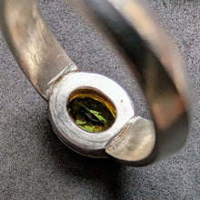 Lade das Bild in den Galerie-Viewer, Moderner Designer Ring Silber 750 Gold Peridot Silberschmiedearbeit RG 55/56 S