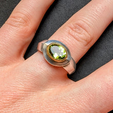 Lade das Bild in den Galerie-Viewer, Moderner Designer Ring Silber 750 Gold Peridot Silberschmiedearbeit RG 55/56 S