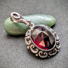 Lade das Bild in den Galerie-Viewer, Vintage Granat Anhänger Tracht 835 Silber alt S