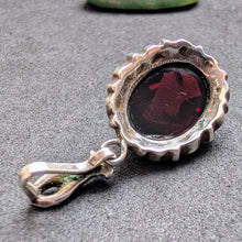 Lade das Bild in den Galerie-Viewer, Vintage Granat Anhänger Tracht 835 Silber alt S