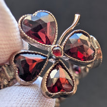 Lade das Bild in den Galerie-Viewer, Granat Armband Tombak vierblättriges Kleeblatt Glück alt antik c. 1900 S