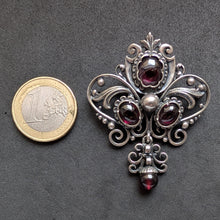Lade das Bild in den Galerie-Viewer, Vintage Anhänger Brosche 835 Silber Granat Tracht Silberschmiedearbeit alt S