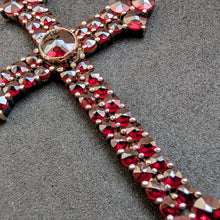 Lade das Bild in den Galerie-Viewer, Kreuz Anhänger Silber vergoldet Granat alte Silberschmiedearbeit Tracht S