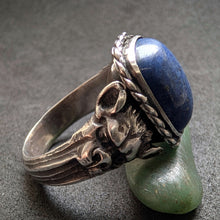 Lade das Bild in den Galerie-Viewer, Neorenaissance Ring Silber Hunde Kopf Mythologie Lapislazuli antik 1900 RG 66 S
