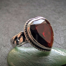 Lade das Bild in den Galerie-Viewer, Vintage Tracht Ring Herz Granat 835 Silber Silberschmiedearbeit alt RG 53 S