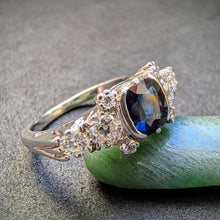 Lade das Bild in den Galerie-Viewer, Art Deco Ring 750 Gold Wien blauer Saphir 1 Ct Diamanten 0,80 Ct RG 52/53 S