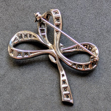 Lade das Bild in den Galerie-Viewer, Jugendstil Brosche 835 Silber Schleife Paste Silberschmiedearbeit alt c. 1920 S