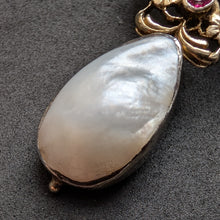 Lade das Bild in den Galerie-Viewer, Neorenaissance Silber Brosche Rubin Perle Perlmutt floral alt antik c. 1870 S