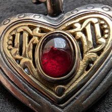 Lade das Bild in den Galerie-Viewer, Vintage Tracht Herz Ohrringe 835 Silber vergoldet Granat Silberschmiedearbeit S