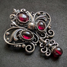 Lade das Bild in den Galerie-Viewer, Vintage Anhänger Brosche 835 Silber Granat Tracht Silberschmiedearbeit alt S