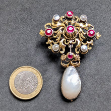 Lade das Bild in den Galerie-Viewer, Neorenaissance Silber Brosche Rubin Perle Perlmutt floral alt antik c. 1870 S