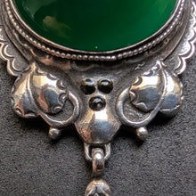 Lade das Bild in den Galerie-Viewer, Jugendstil Anhänger 935 Silber grüner Achat Emaille HR alt antik c. 1910 S