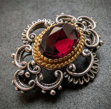 Load image into Gallery viewer, Vintage Brosche 835 Silber Granat rot Tracht Silberschmiedearbeit alt S