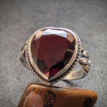 Lade das Bild in den Galerie-Viewer, Vintage Tracht Ring Herz Granat 835 Silber Silberschmiedearbeit alt RG 53 S
