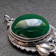Lade das Bild in den Galerie-Viewer, Jugendstil Anhänger 935 Silber grüner Achat Emaille HR alt antik c. 1910 S