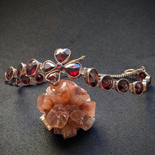 Lade das Bild in den Galerie-Viewer, Granat Armband Tombak vierblättriges Kleeblatt Glück alt antik c. 1900 S
