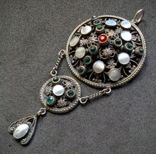 Lade das Bild in den Galerie-Viewer, Neorenaissance Anhänger versilbert Perlmutt dreiteilig alt antik c. 1880 S