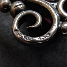 Lade das Bild in den Galerie-Viewer, Vintage Anhänger Brosche 835 Silber Granat Tracht Silberschmiedearbeit alt S